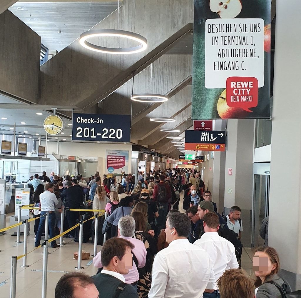 Lange Warteschlangen am Flughafen