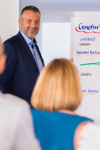 Trainer Markus Blaschka am Flipchart