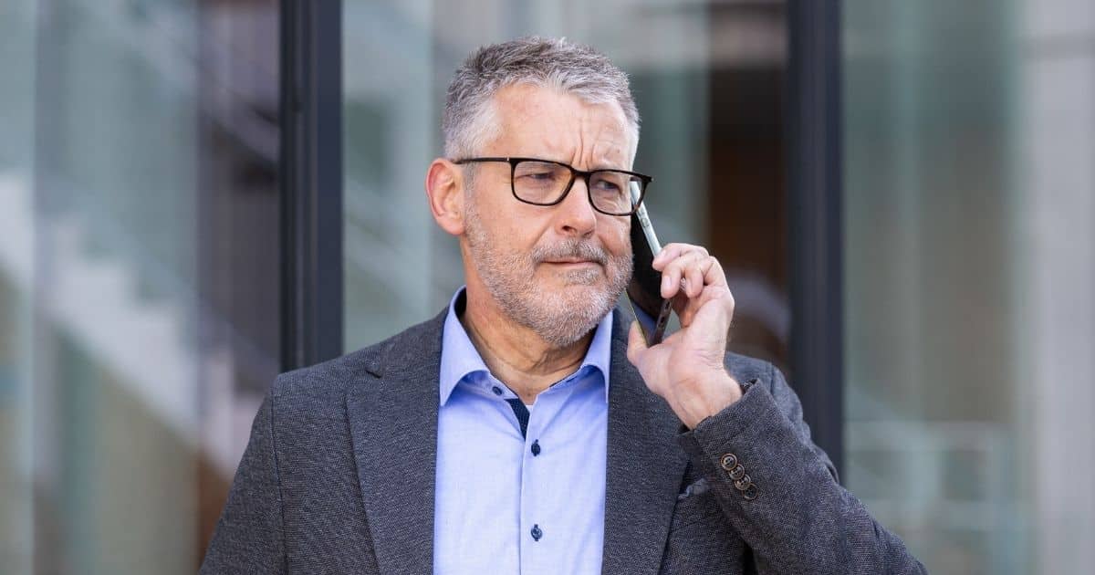 Privilegien bewusst nutzen als Teil der Selbstf&uuml;hrung &ndash; Symbolbild f&uuml;r Begegnung und Zuh&ouml;ren