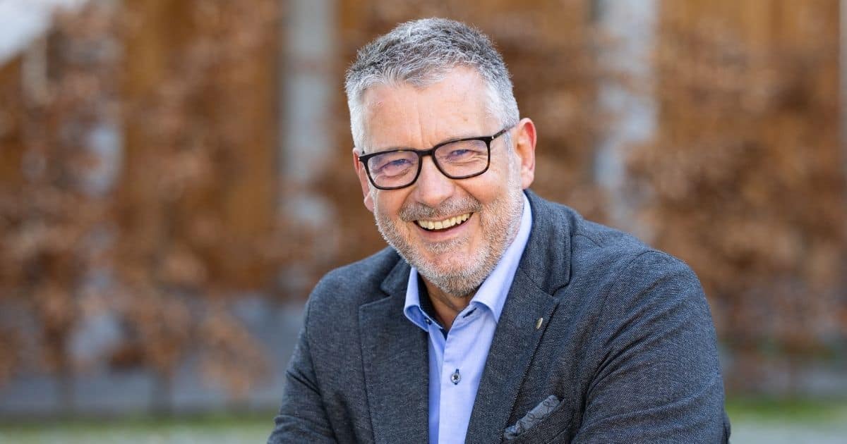 Markus Blaschka l&auml;chelt in die Kamera &ndash; Portr&auml;tfoto zum Artikel &uuml;ber Selbstf&uuml;hrung und Nervensystem